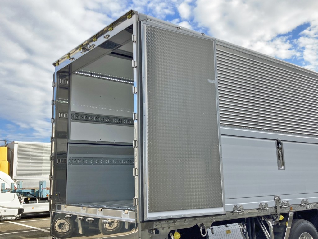 リヤドア裏側にウロコステンが張られています。(運転席側)|日野 プロフィア 2DG-FR1AHCの写真10