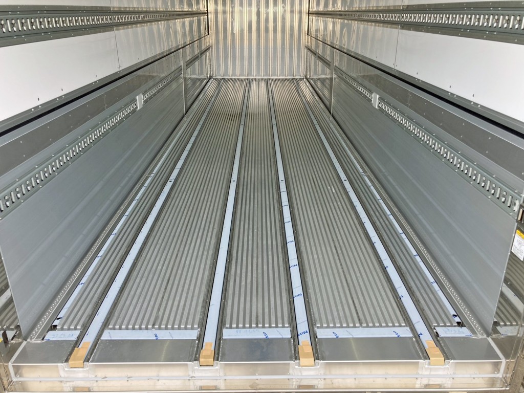 床はI型キーストン・アルミ製です。(ジョロダーレールが4列付いています)|日野 プロフィア 2DG-FR1AHCの写真13