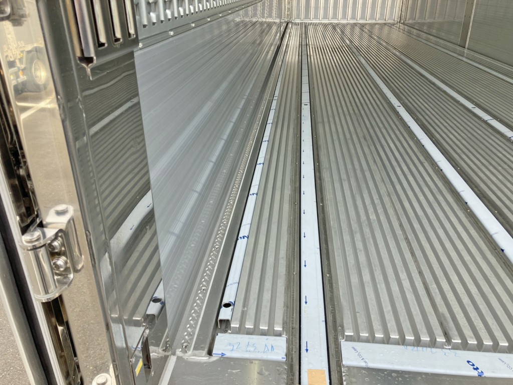 ボディー左右端にレールが付いています。|日野 プロフィア 2DG-FR1AHCの写真14