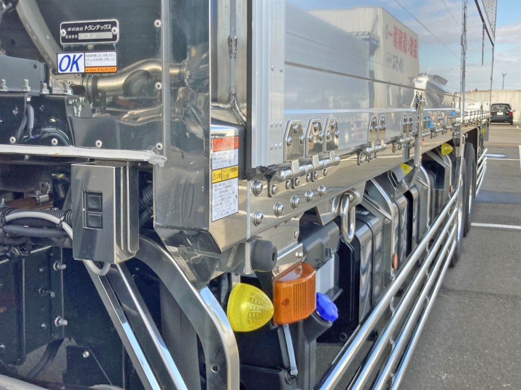 ボディー前方左右にもウイングの開閉スイッチが付いています。|日野 プロフィア 2DG-FR1AHCの写真17