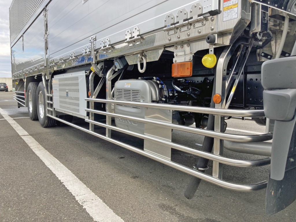 サイドバンパー・フェリーフック・リヤフェンダーはステンレス製です。|日野 プロフィア 2DG-FR1AHCの写真19