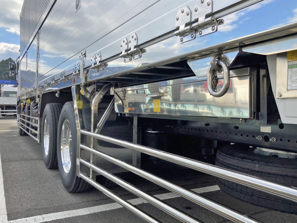 ボディー助手席側後方にステンレス製のジョロダー入れが付いています。|日野 プロフィア 2DG-FR1AHCの写真21