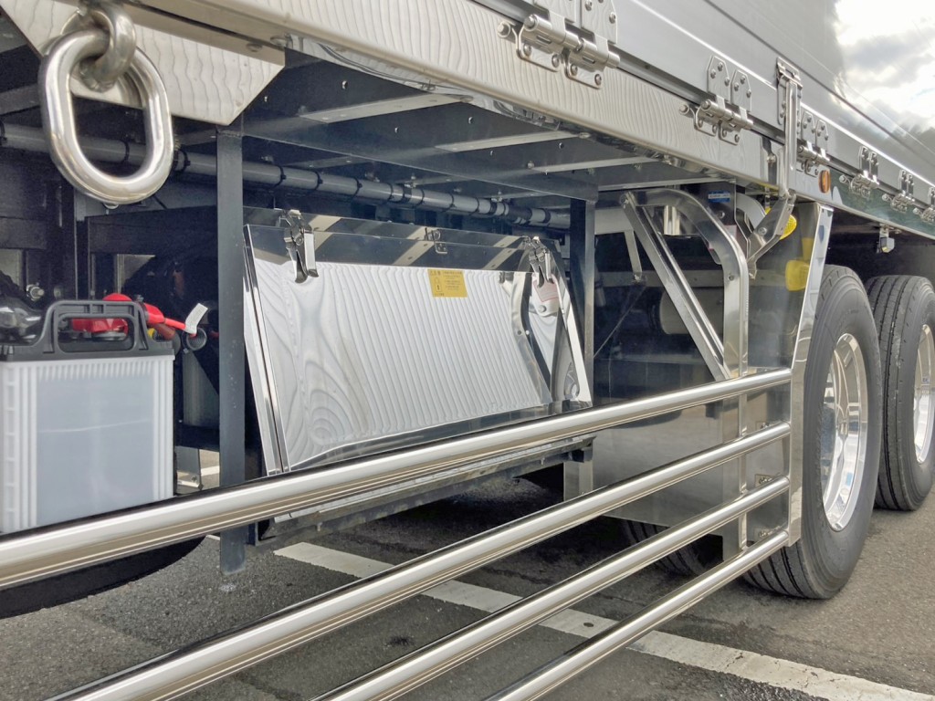 ボディー運転席側後方にステンレス製の工具箱が付いています。|日野 プロフィア 2DG-FR1AHCの写真22