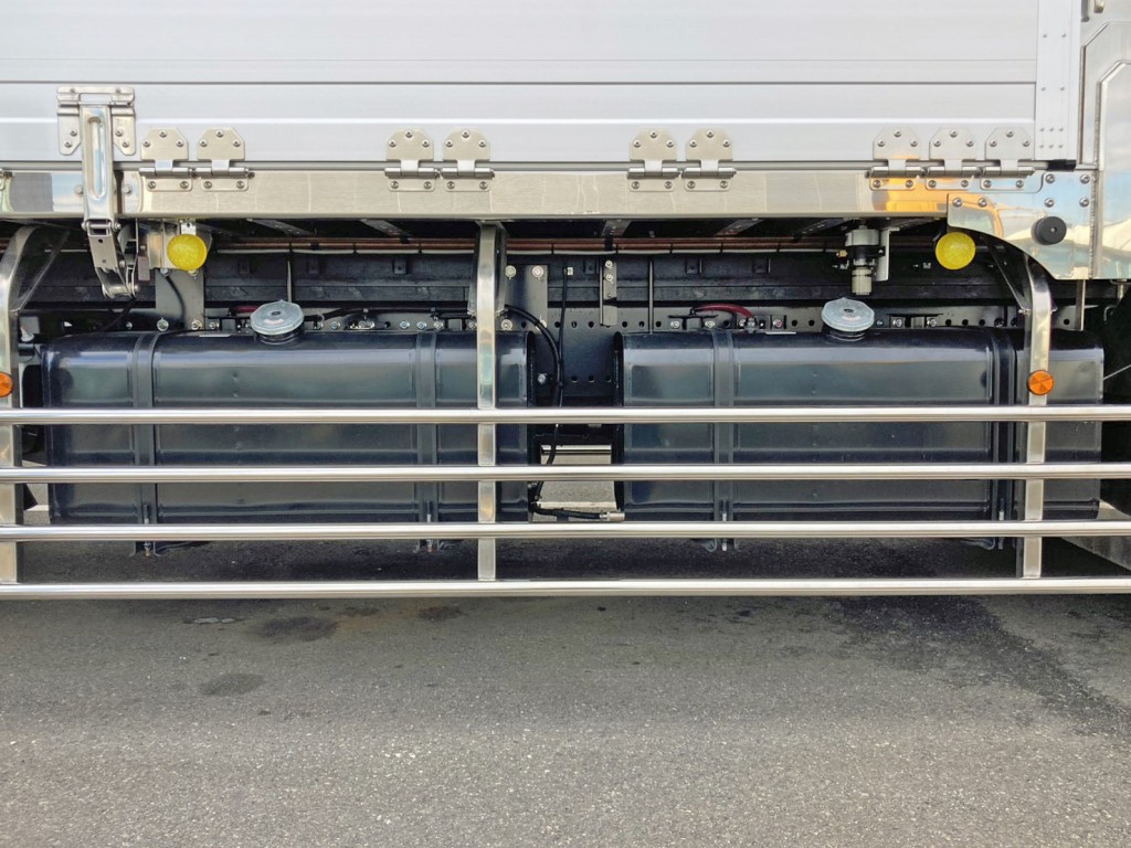 燃料タンクは300Lが2つ付いています。|日野 プロフィア 2DG-FR1AHCの写真27