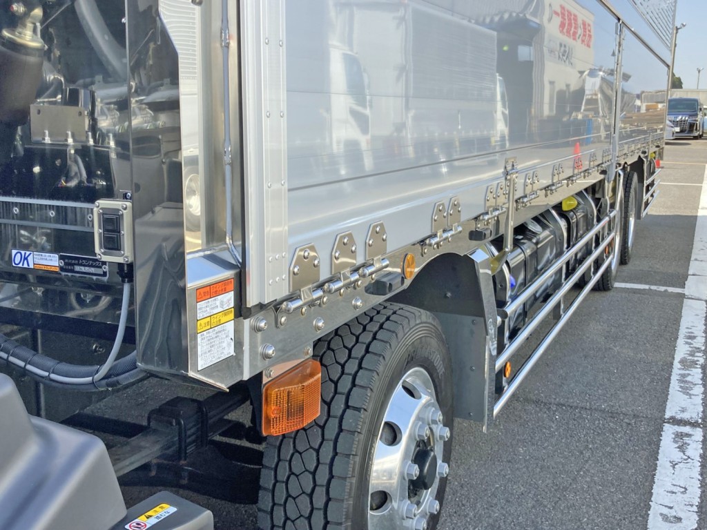 ボディー前方左右にもウイングの開閉スイッチが付いています。|日野 プロフィア 2DG-FW1AHCの写真15