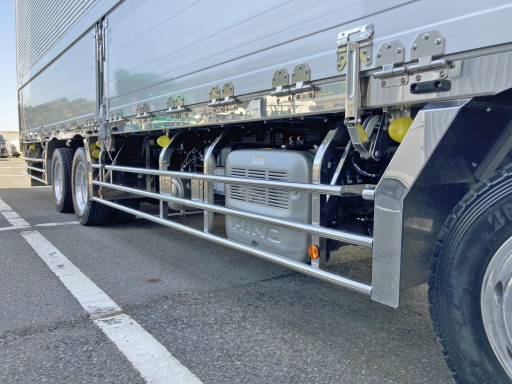 サイドバンパー・フェンダーはステンレス製です。|日野 プロフィア 2DG-FW1AHCの写真18