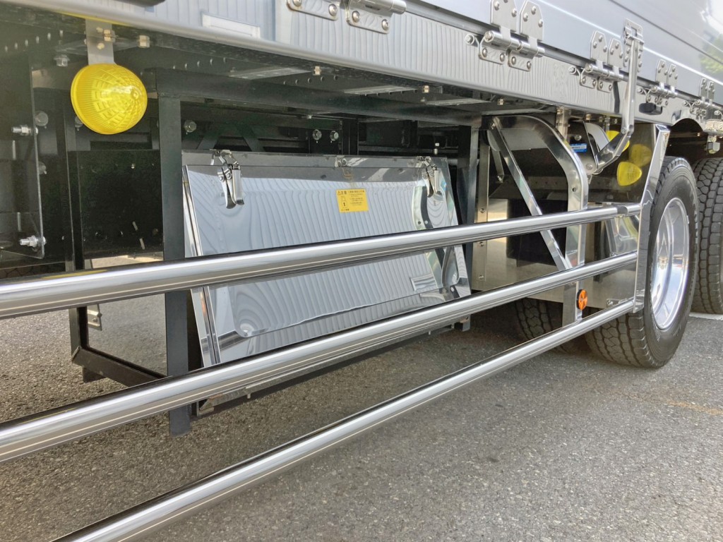 ボディー運転席側後方にステンレス製の工具箱が付いています。|日野 プロフィア 2DG-FW1AHCの写真19