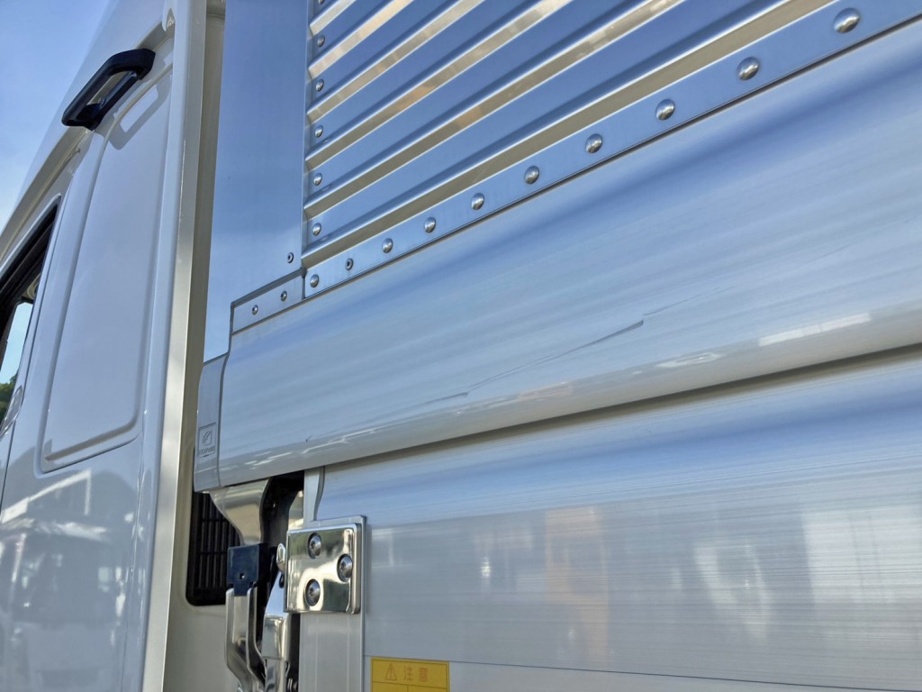 助手席側羽根前方に引きキズがあります。|日野 プロフィア 2DG-FW1AHCの写真21