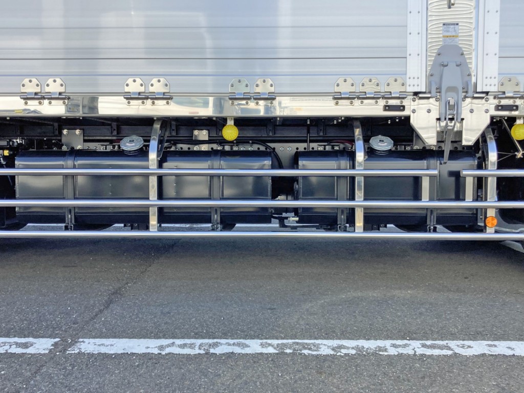 燃料タンクは300Lと200Lが付いています。|日野 プロフィア 2DG-FW1AHCの写真23