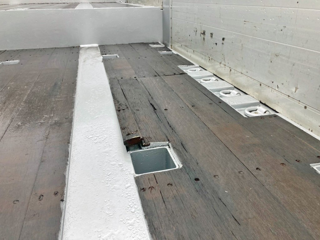 下段運転席側前方の床板に割れがあります。|東邦 TE36H5N3Sの写真11