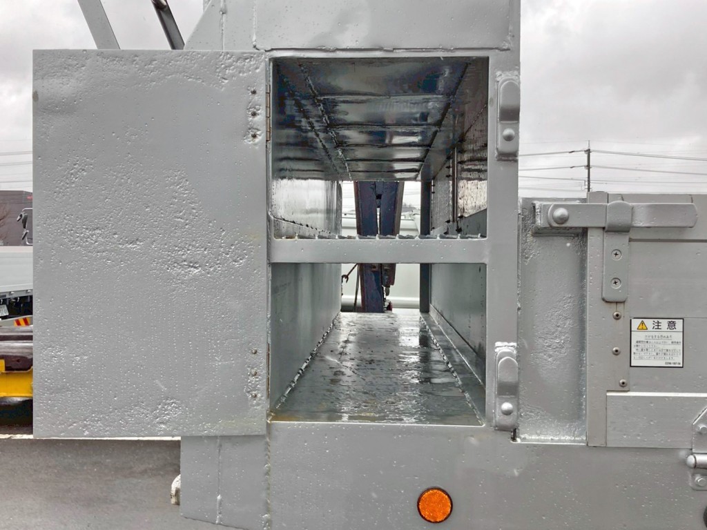 助手席側から見た物入れの状態です。(内部は二段になっており上段は荷台側からも物の出し入れができます)|東邦 TE36H5N3Sの写真20