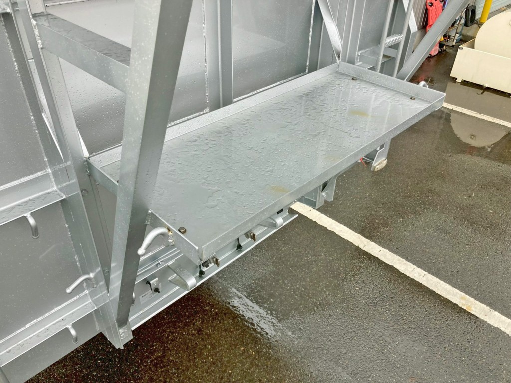 シートデッキ下段にも物置スペースがあります。|東邦 TE36H5N3Sの写真26