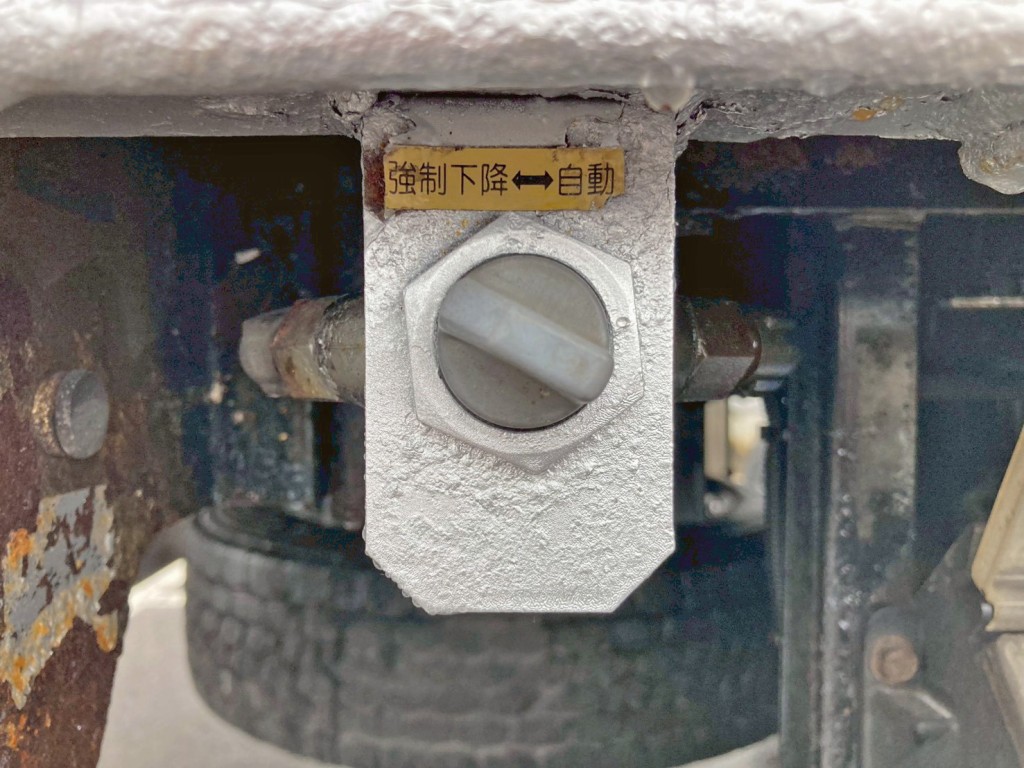 リフトアクスルの切り替えバルブです。|東邦 TE36H5N3Sの写真29