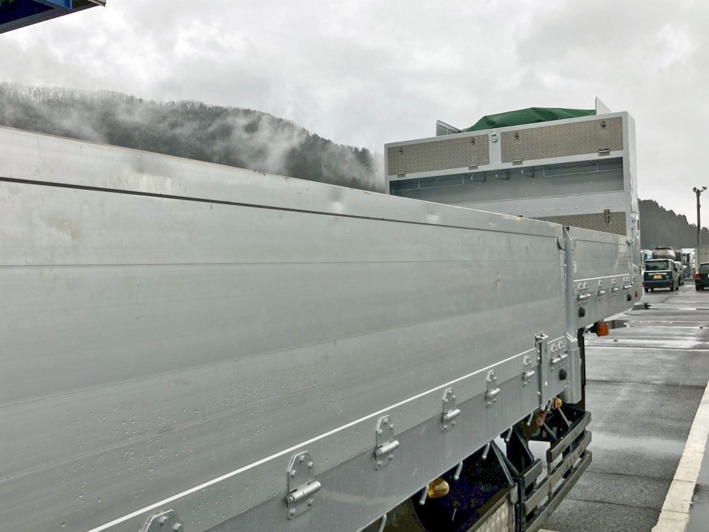 運転席側アオリ中央上部にヘコミがあります。|東邦 TE36H5N3Sの写真34