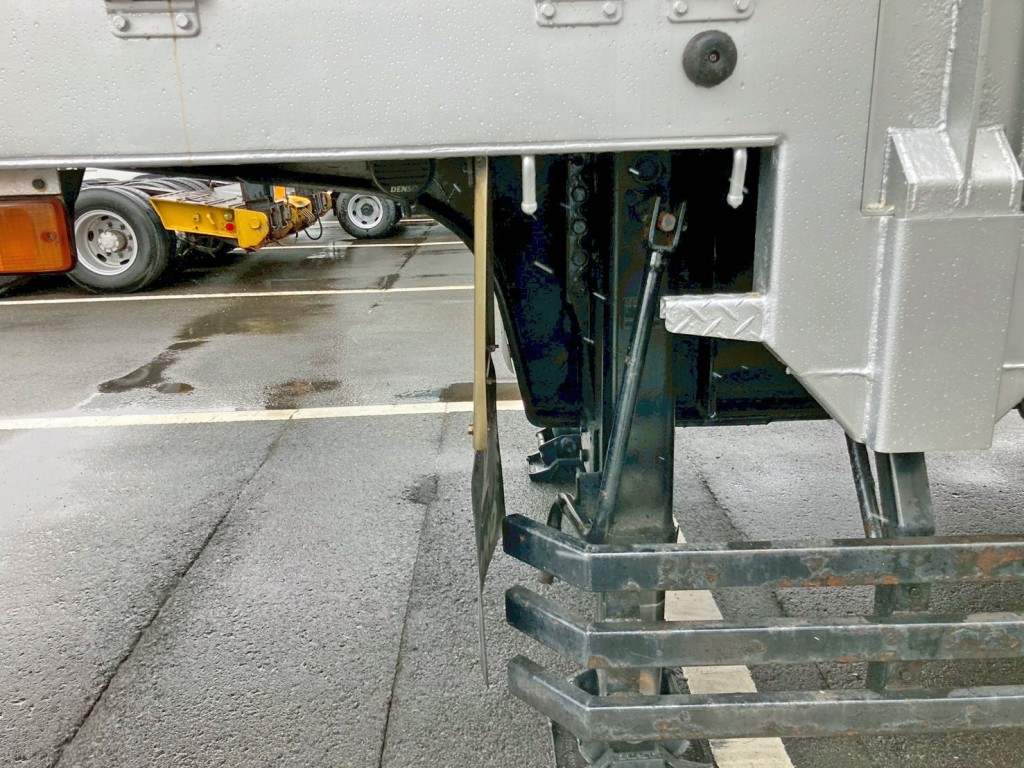 助手席側泥除けステーに曲がりがあります。|東邦 TE36H5N3Sの写真39