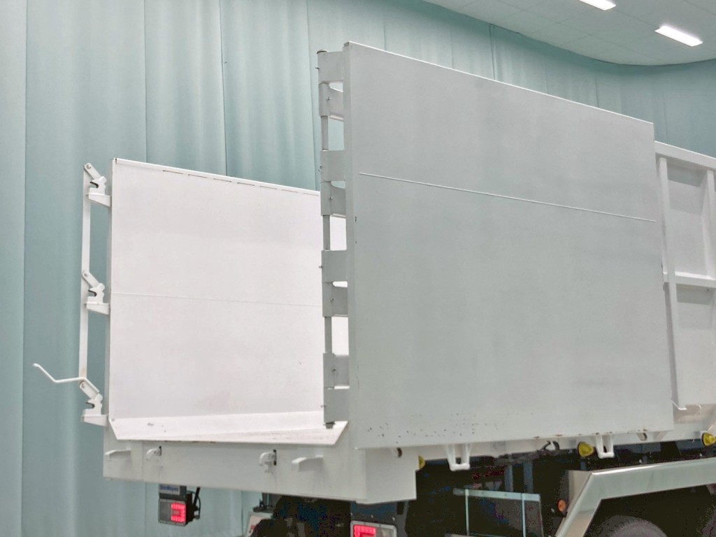 リヤゲートは片開き式です。|日野 プロフィア 2DG-FS1AJEの写真17