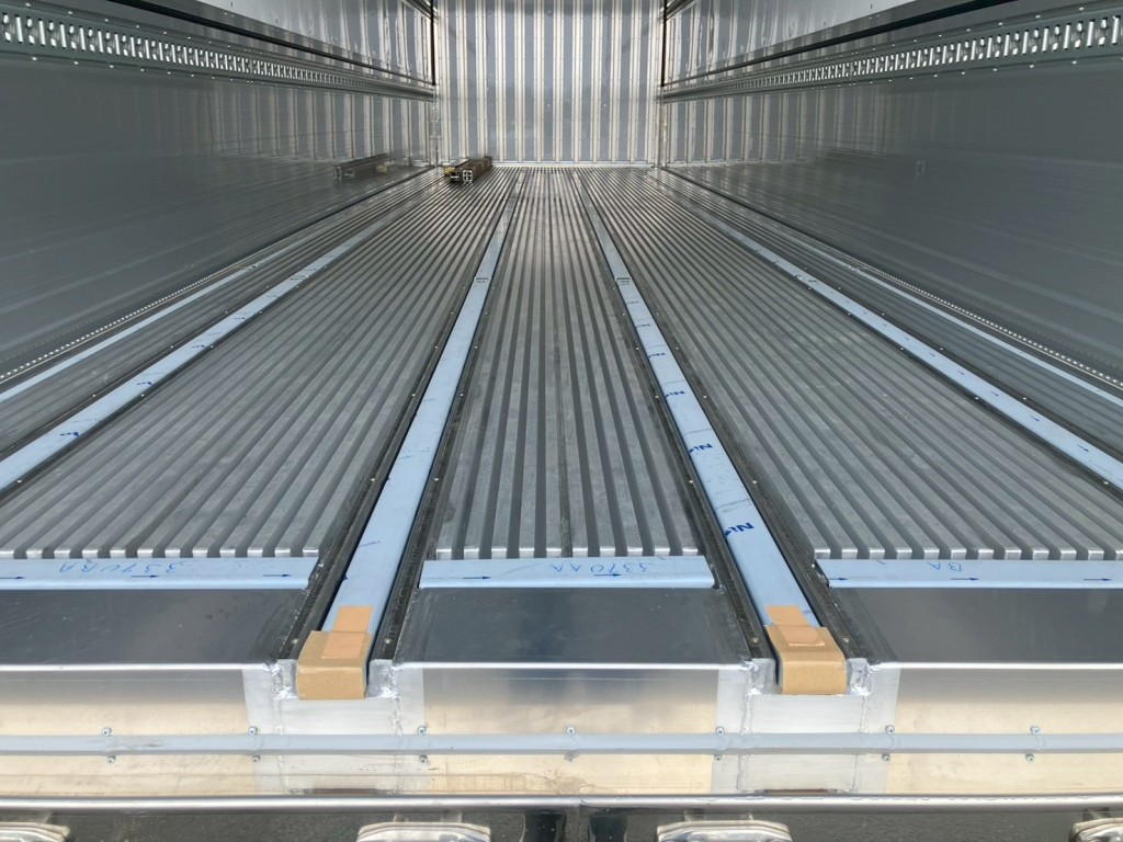 床はI型キーストン・アルミ製です。（ジョロダーレール4列付いています）|日野 プロフィア 2DG-FW1AHCの写真10