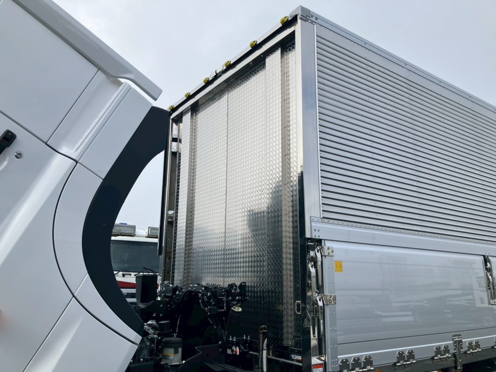 ボディー前壁にウロコステンが張られています。|日野 プロフィア 2DG-FW1AHCの写真13