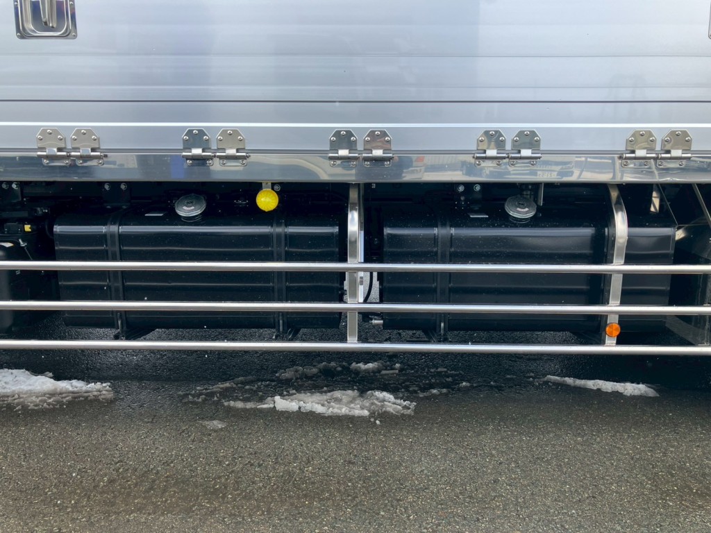 燃料タンクは300Lが2つ付いています。|日野 プロフィア 2DG-FW1AHCの写真17