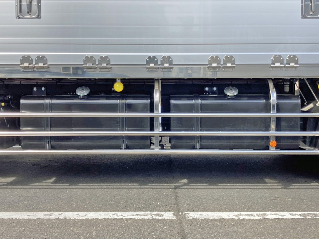 燃料タンクは300Lが2つ付いています。|日野 プロフィア 2DG-FW1AHCの写真27