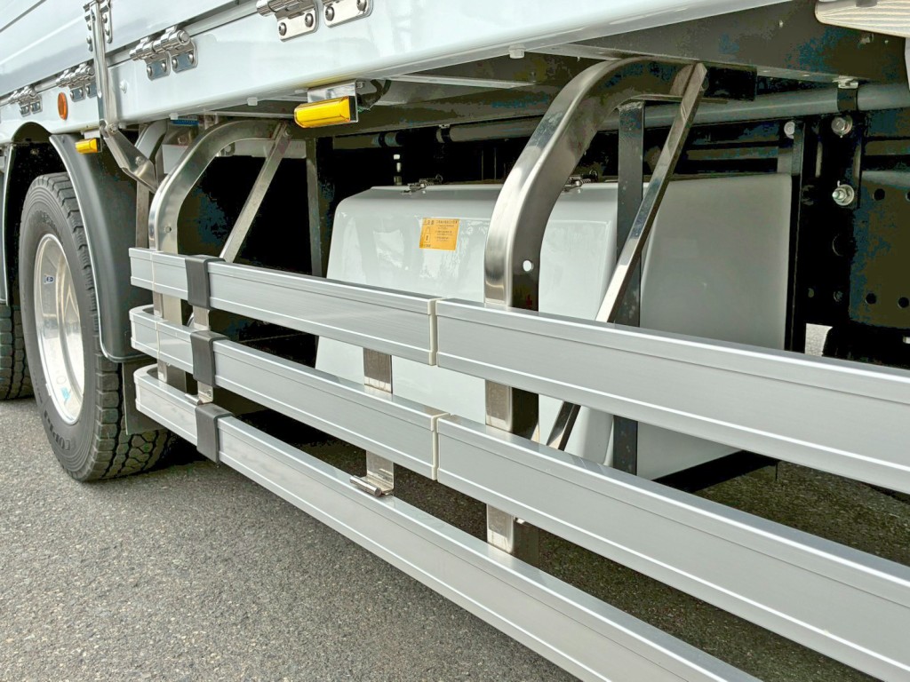 ボディー助手席側後方に工具箱が付いています。|日野 プロフィア 2DG-FW1AHCの写真20