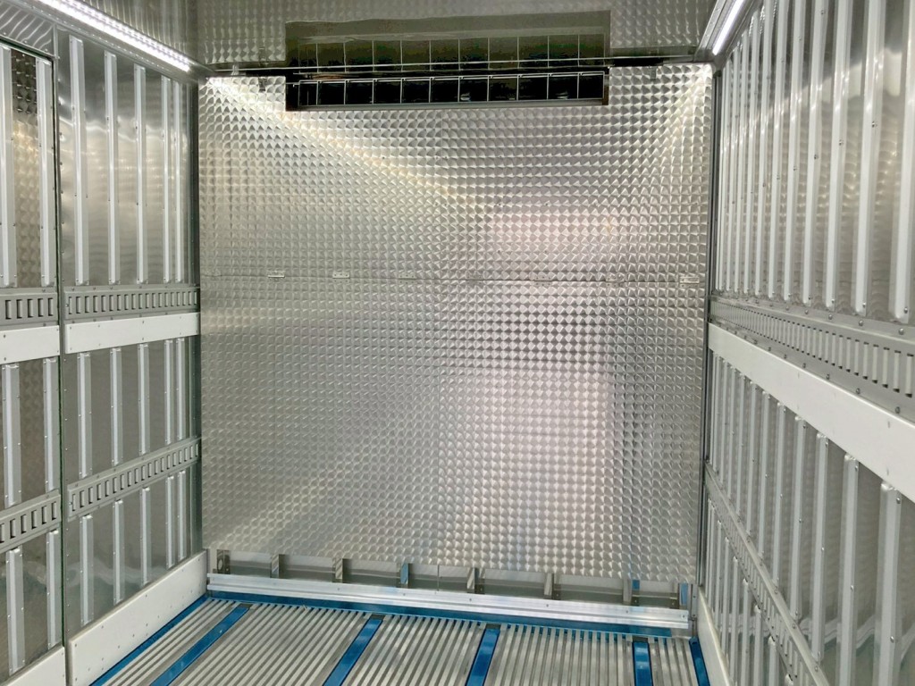 冷凍機の吹き出し口です。(プロテクターはウロコステンが張られています)|日野 プロフィア 2DG-FW1AHCの写真16