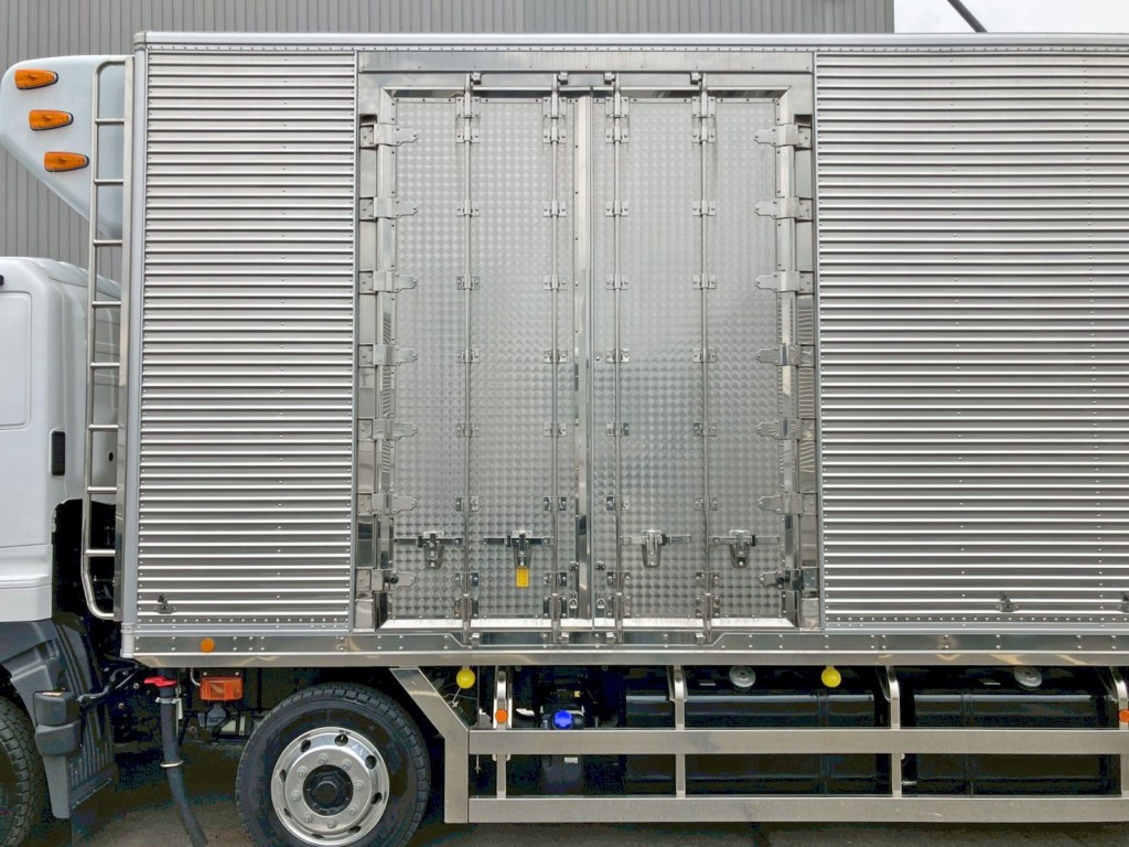 助手席側前方に観音開き式のサイドドアが付いています。(蝶番・ハンマーロック・キャッチはステンレス製)|日野 プロフィア 2DG-FW1AHCの写真21