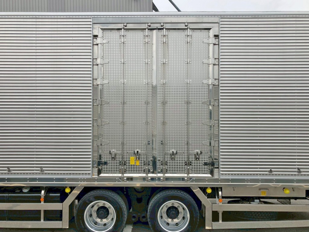 助手席側方に観音開き式のサイドドアが付いています。(蝶番・ハンマーロック・キャッチはステンレス製)|日野 プロフィア 2DG-FW1AHCの写真22