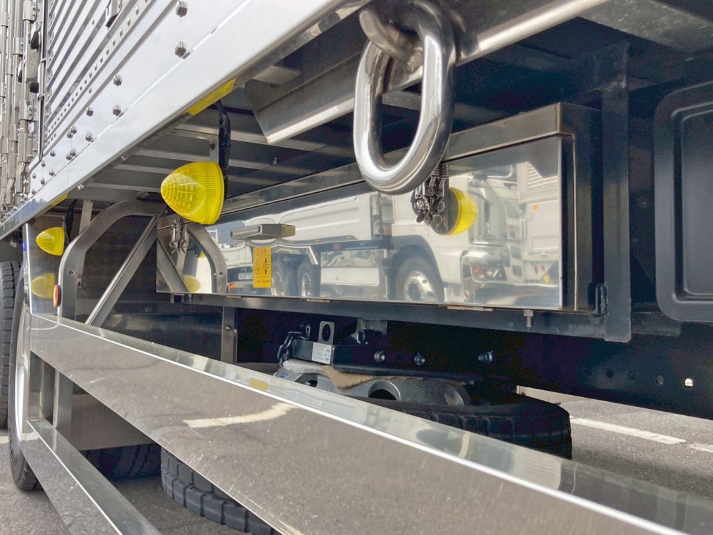 ボディー助手席側後方にジョロダー入れが付いています。(ジョロダーは付属しています)|日野 プロフィア 2DG-FW1AHCの写真28