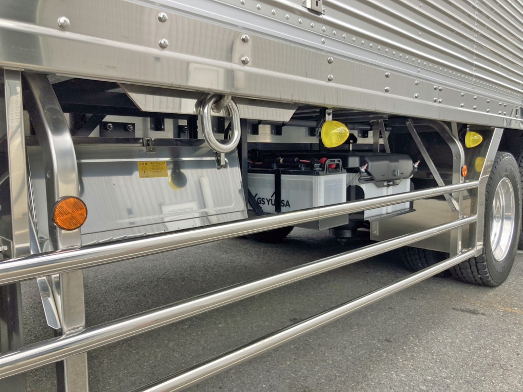 ボディー運転席側後方にステンレス製の工具箱が付いています。|日野 プロフィア 2DG-FW1AHCの写真28