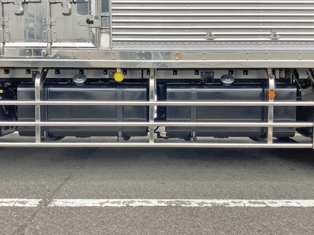 燃料タンクは300Lが2つ付いています。|日野 プロフィア 2DG-FW1AHCの写真32