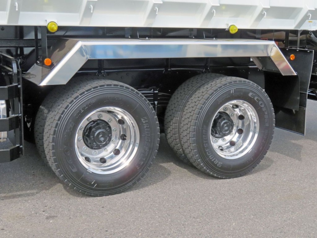 アルミホイールです。（リアフェンダーはステンレス製です）|三菱 スーパーグレート 2PG-FV80VZの写真17