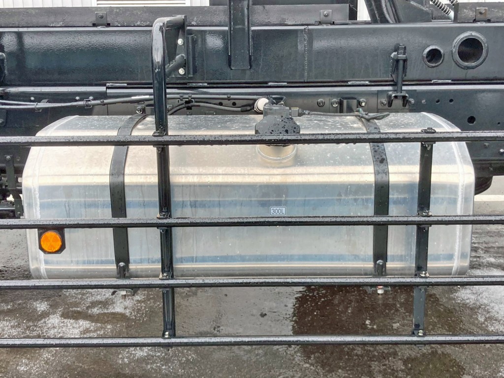 燃料タンクは300Lアルミ製です。|三菱 スーパーグレート 2PG-FV80VZの写真21