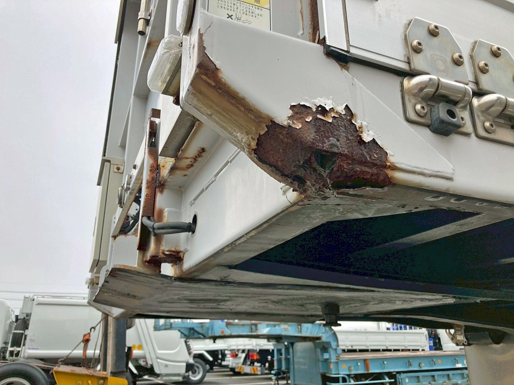 助手席側サイドレール前方下部にサビがあります。|トレクス  PFB34116の写真9