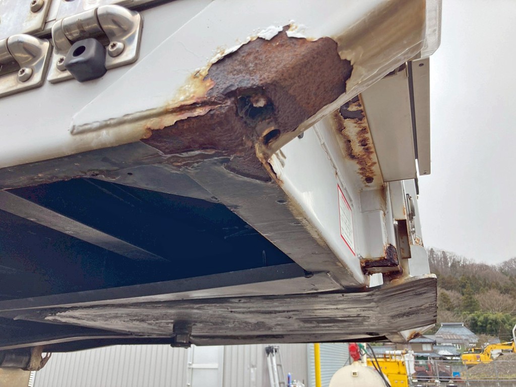 運転席側サイドレール前方下部にサビがあります。|トレクス  PFB34116の写真10