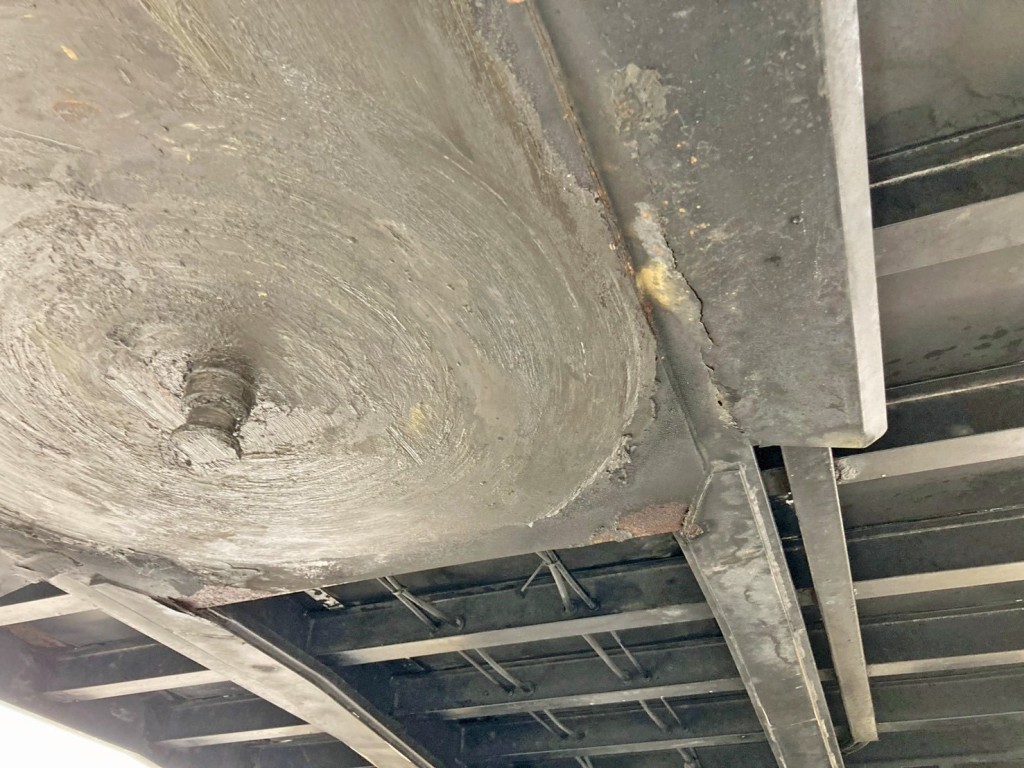 キングピン近くの鉄板に亀裂があります。|トレクス PFB34116の写真11