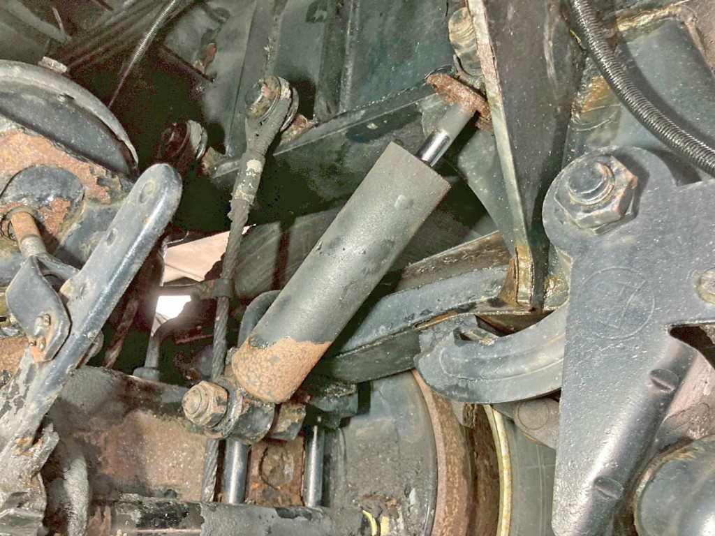 1軸目助手席側のショックアブソーバーカバーが欠品しています。|トレクス  PFB34116の写真13