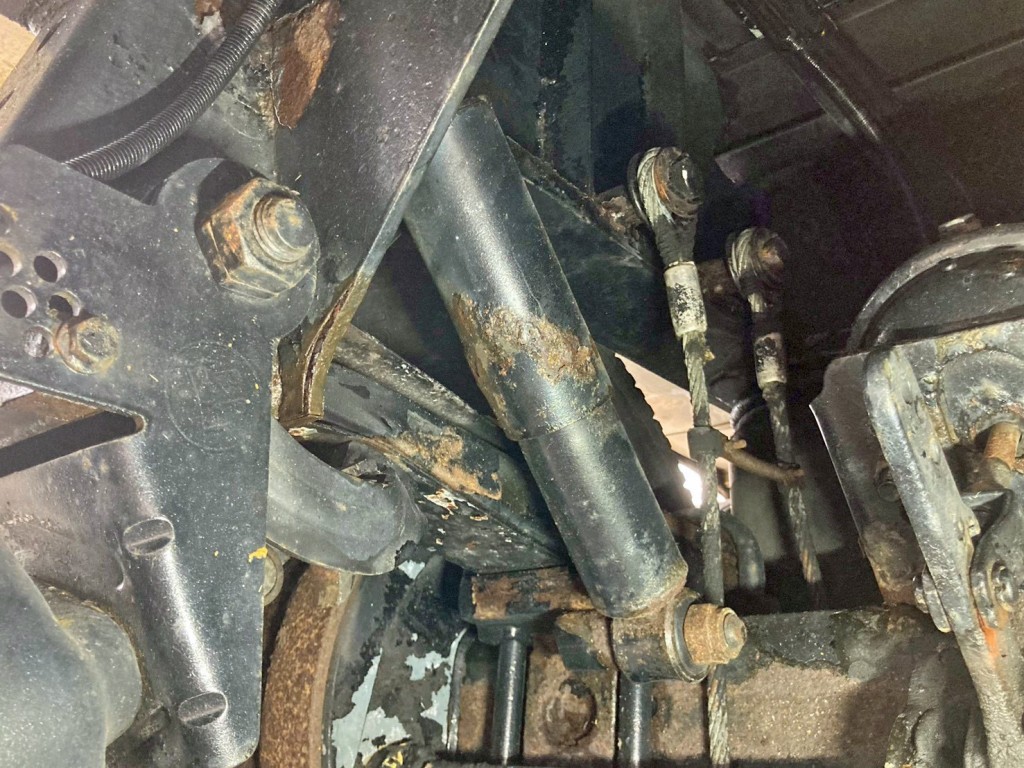 1軸目運転席側のショックアブソーバーカバーに腐食があります。|トレクス PFB34116の写真14