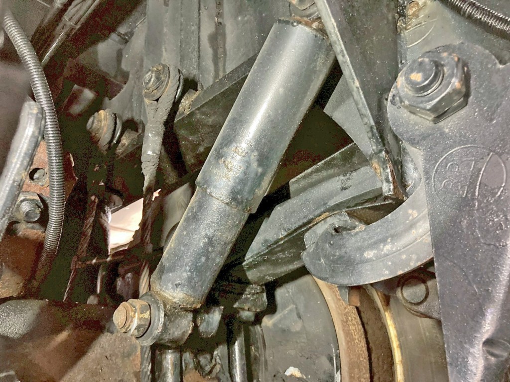 2軸目助手席側のショックアブソーバーカバーに腐食があります。|トレクス  PFB34116の写真15