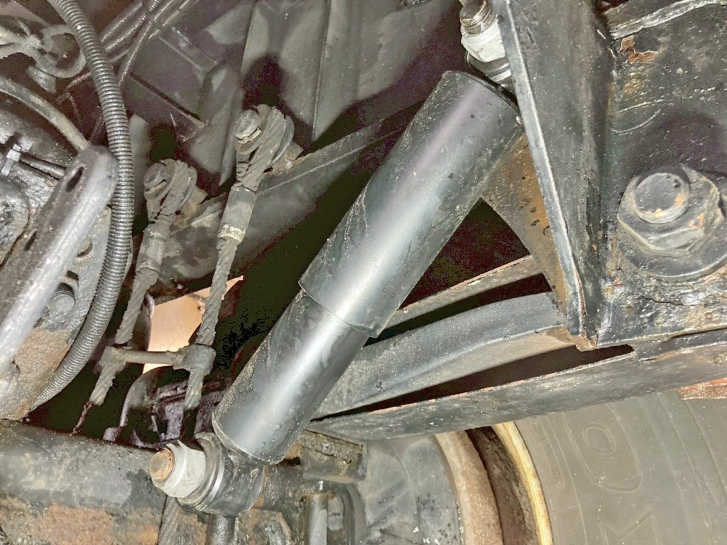 3軸目助手席側のショックアブソーバーカバーの状態です。|トレクス PFB34116の写真17