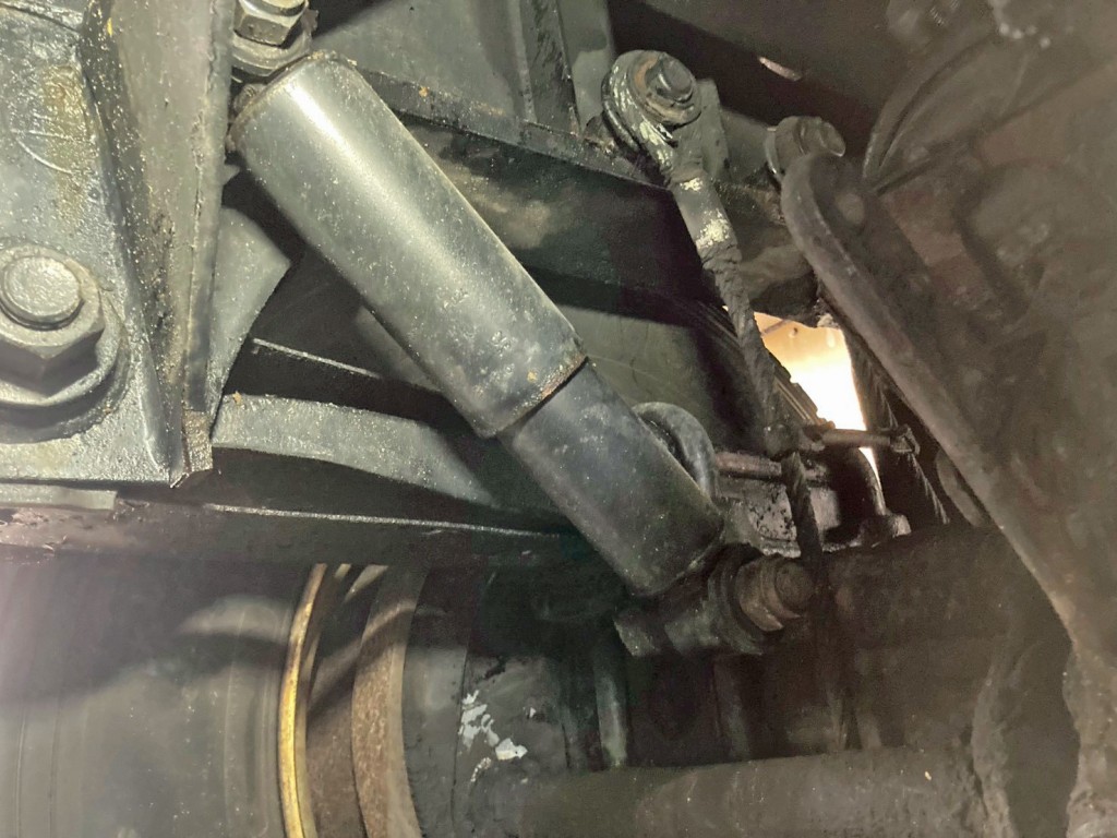 3軸目運転席側のショックアブソーバーカバーに小さな腐食があります。|トレクス PFB34116の写真18