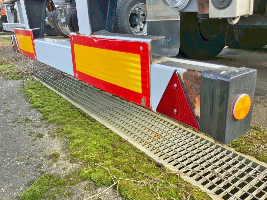 リヤバンパー運転席側に腐食があります。|トレクス  PFB34116の写真26