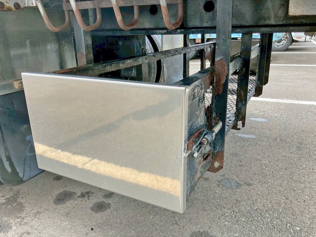 ボディー後方にりん木入れが付いています。(助手席側から見た状態・側面腐食等の為取り外し予定)|トレクス PFB34116の写真27