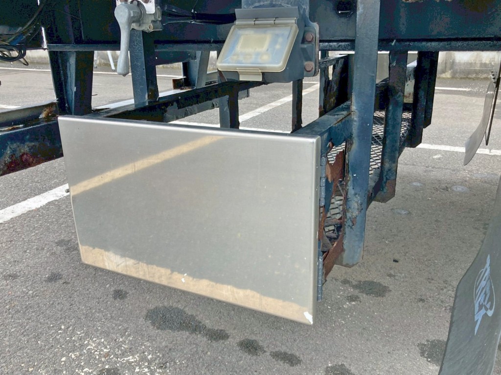 ボディー後方にりん木入れが付いています。(運転席側から見た状態・側面腐食等の為取り外し予定)|トレクス PFB34116の写真28