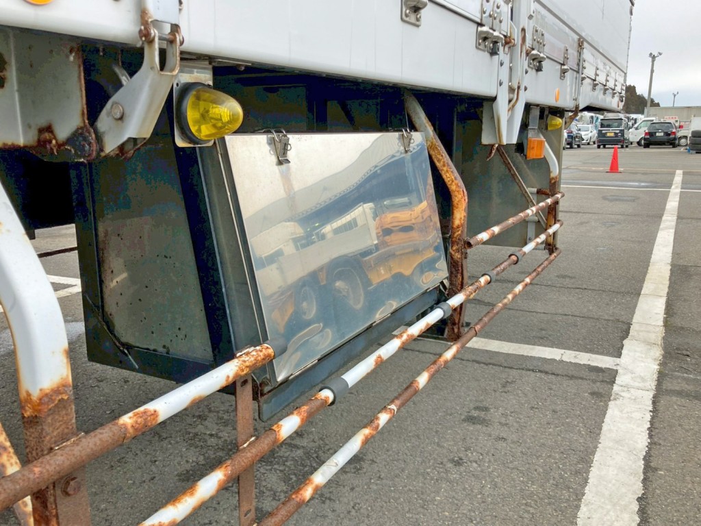 運転席側にステンレス製の工具箱が付いています。|トレクス  PFB34116の写真28