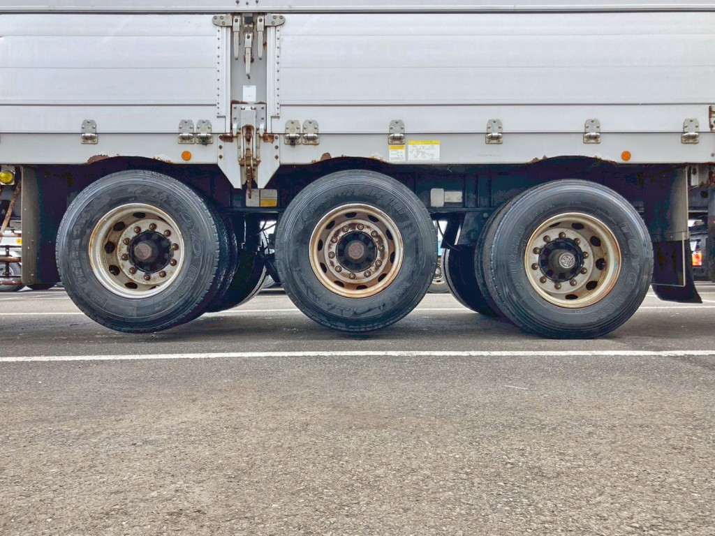 リフトアクスル機能付きです。(前2軸がリフトアップします)|トレクス PFB34116の写真31