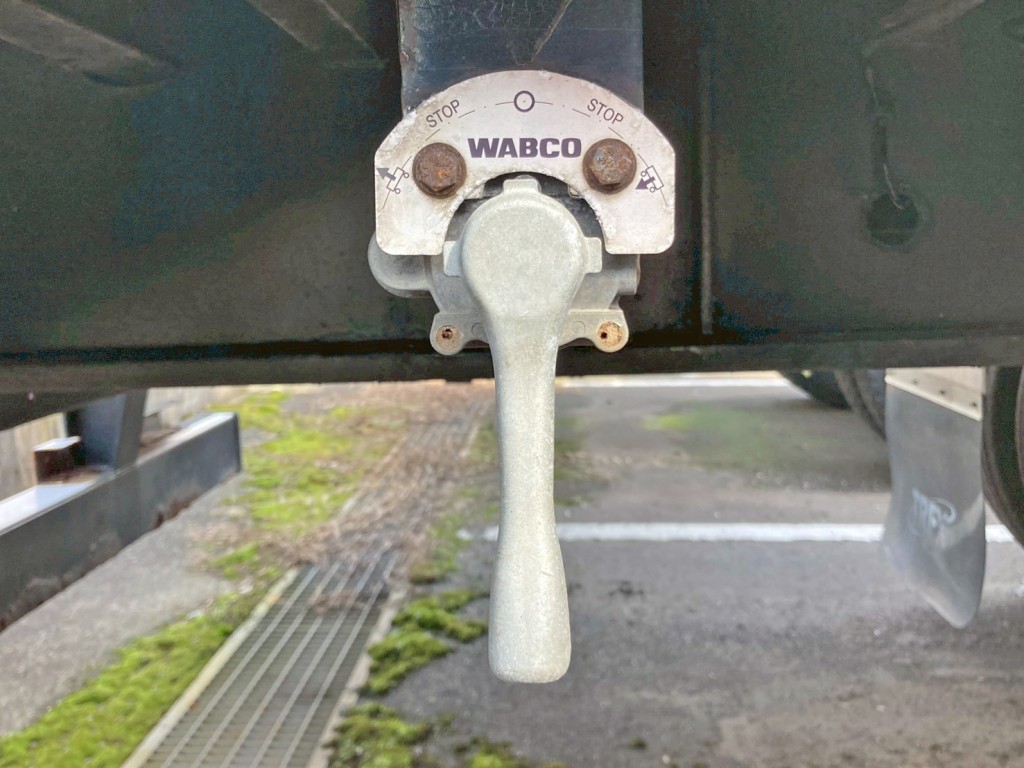 エアサスの昇降レバーです。|トレクス PFB34116の写真31