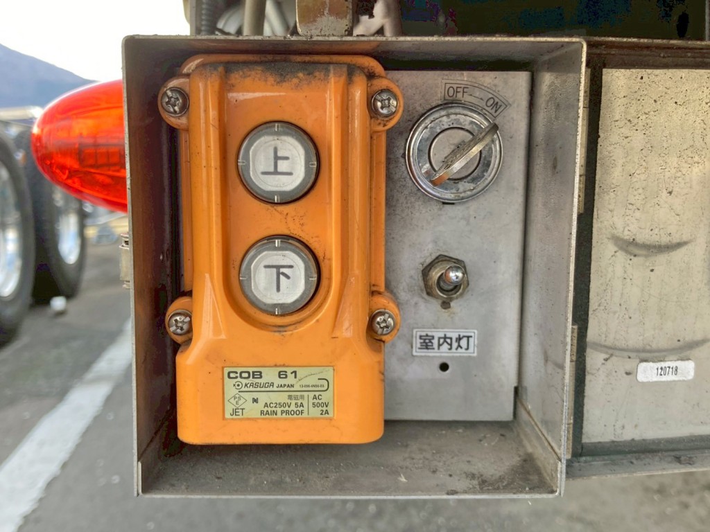 ウイングの開閉 及び メインスイッチです。|トレクス  PFB34116の写真32