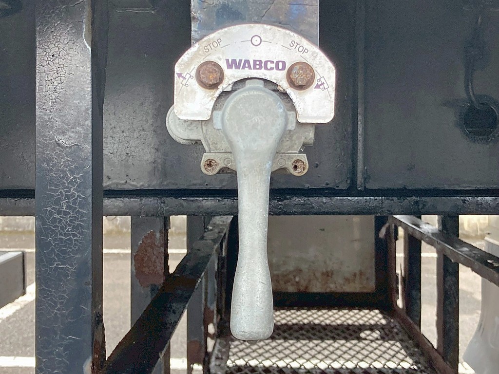 エアサスの昇降レバーです。|トレクス PFB34116の写真33