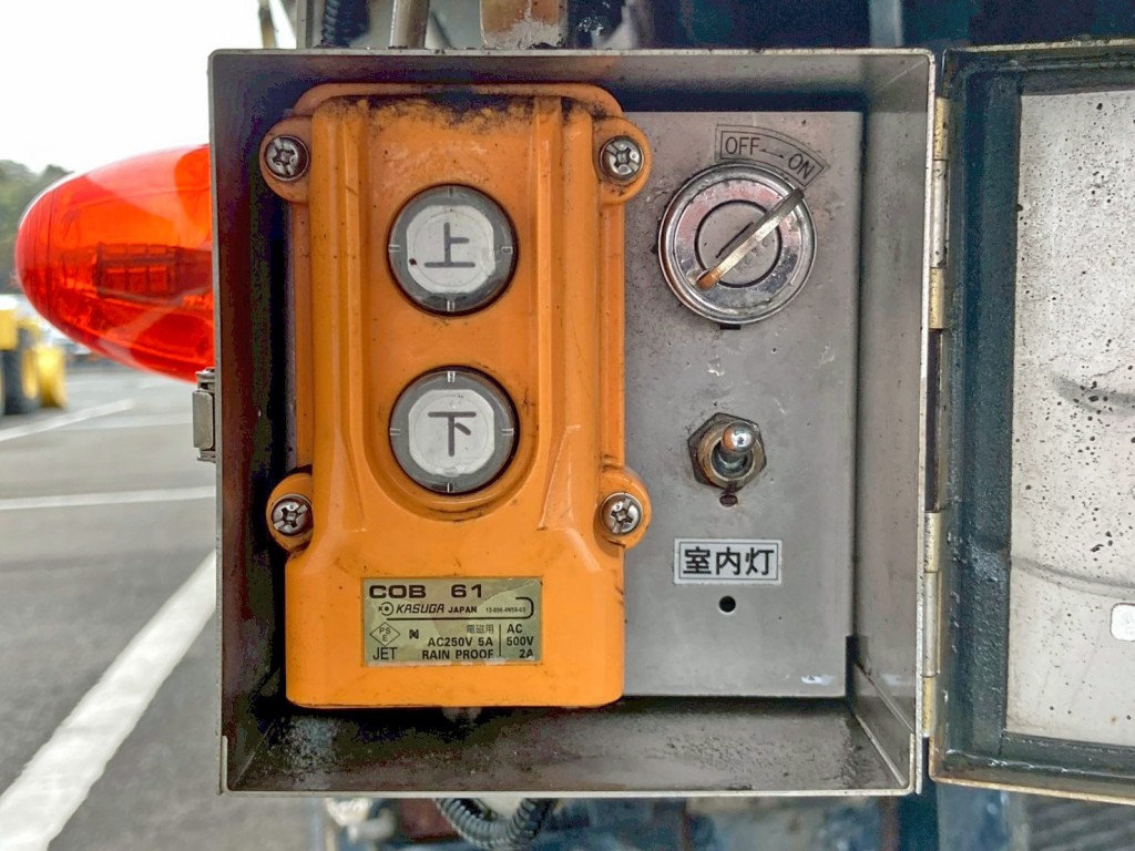 ウイングの開閉 及び メインスイッチです。|トレクス PFB34116の写真34